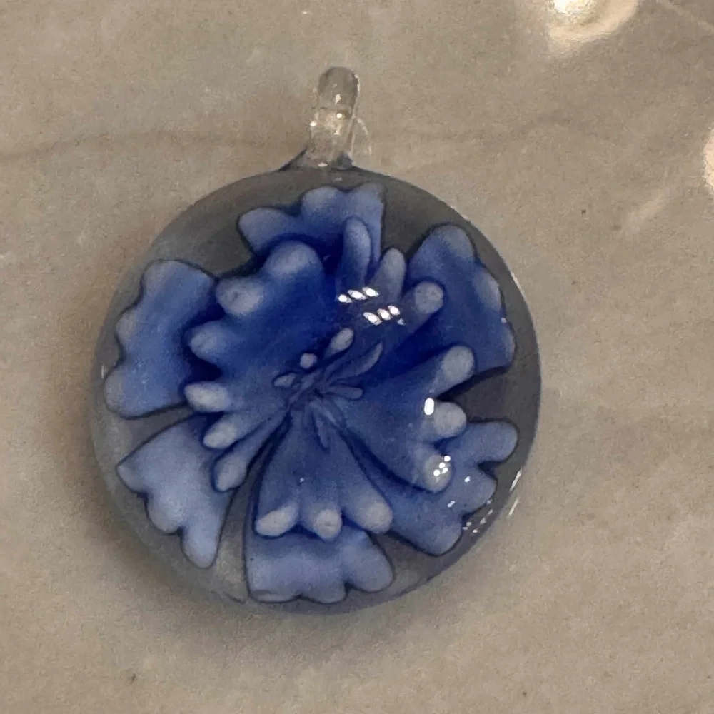 Ribbon necklace with floral glass pendant & comes with extra pendant - Picture 5 of 7